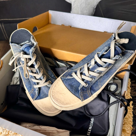 BALENCIAGA PARIS MULE & Backpack w/box
Paris Mule blue destroyed denim & rubber - Picture 3 of 17